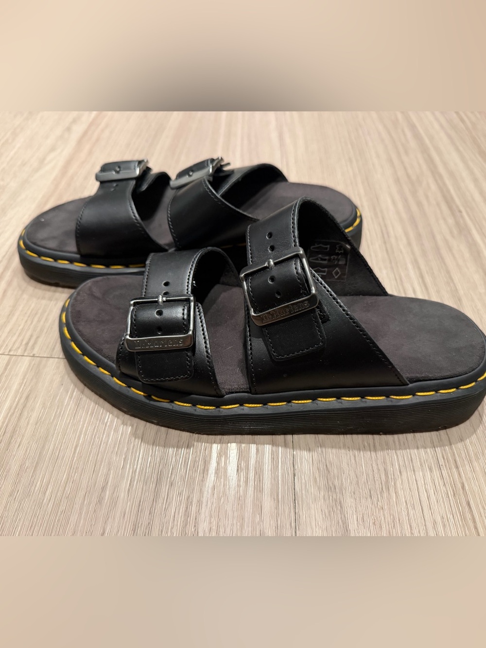 Dr. Martens JOSEF ANALINE
LEATHER BUCKLE SLIDE SANDALS